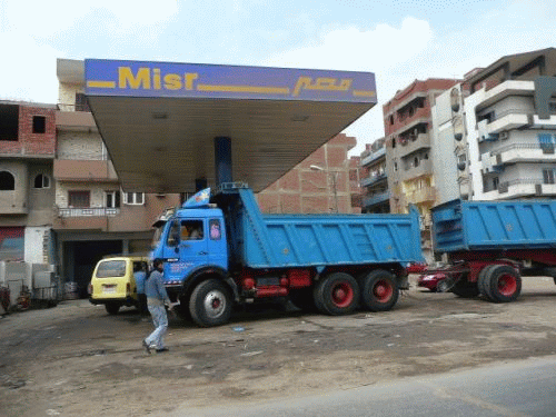 Foto zw. Kiro u. Inebto: Misr-Tankstelle
