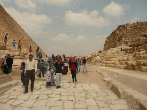 Foto Pyramiden Gizeh: Menschen im Kletterwahn