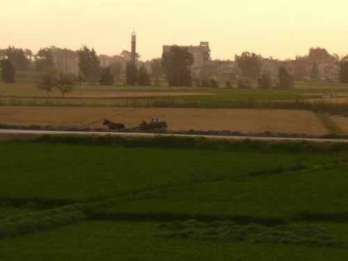 Foto Inebto: Sand ber Feldern vor der Stadt