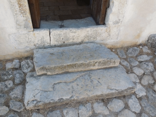 Foto Nin: Kleinste Kathedrale der Welt der Welt, Eingangsstufen auen