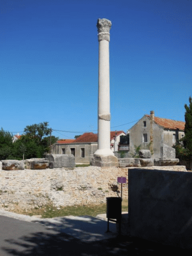 Foto rmischer Tempel in Nin: einzige noch stehende Sule