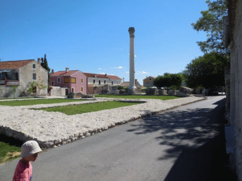 Foto Nin, rmischer Tempel: Rckseite