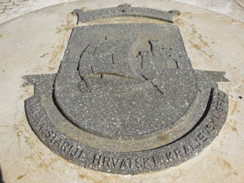 Foto Stadtbrunnen Nin: Inschrift in lateinischer Schrift