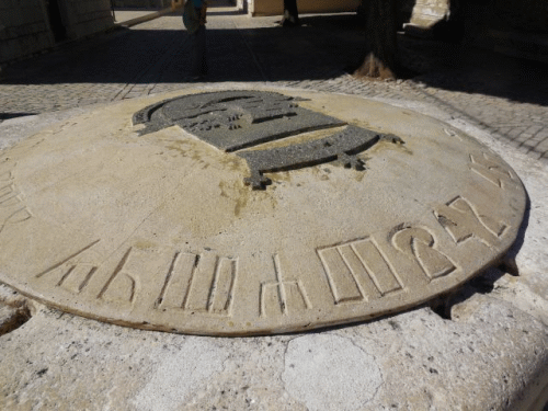 Foto Stadtbrunnen Nin: Inschrift in glagolitischer Schrift