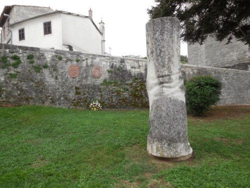 Foto Pazin: Denkmal fr Jules Verne & Nerina Feresini, gesamt