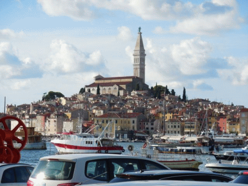 Photo Rovinj : Vue sur le centre historique et l'glise Sainte-Euphmie