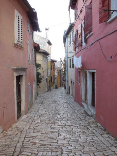 Foto citt vecchia di Rovigno: Vista verso il basso della viuzza