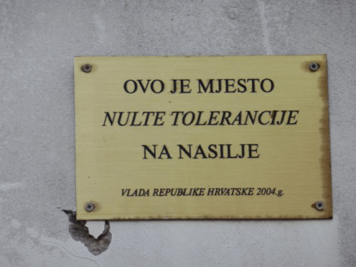 Foto citt vecchia di Rovigno: Prima iscrizione contro la violenza