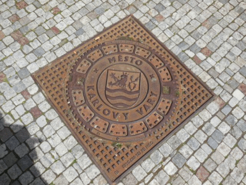 Foto Karlovy Vary: Stdtischer Abwasserkanaldeckel