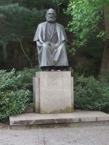 Foto Karlovy Vary: Gesamtansicht Karl Marx