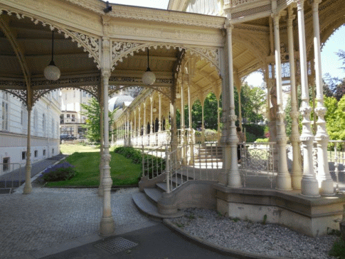 Foto Karlovy Vary: Wandelgang nahe der Dvořk-Platane