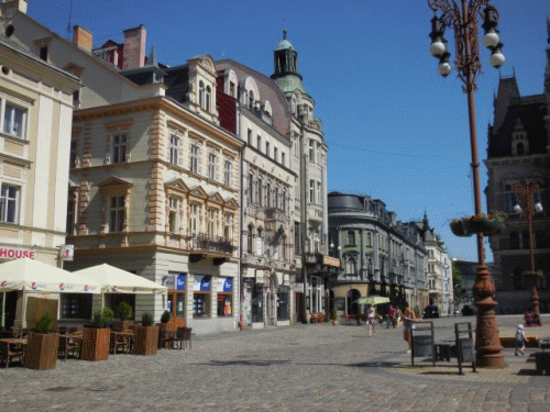Foto Liberec: Links vom Rathaus