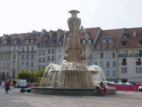 Foto Besanon: zentraler Springbrunnen