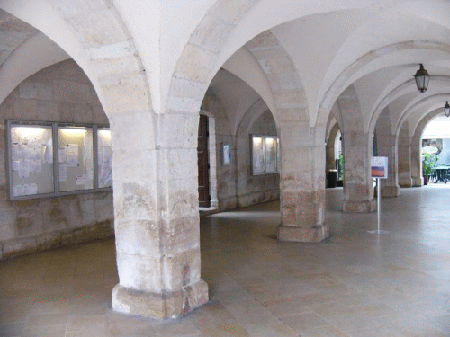 Foto Ornans: Sulenvorhalle