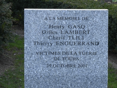 Foto Tours: Text der Gedenktafel wg. Amok in Tours