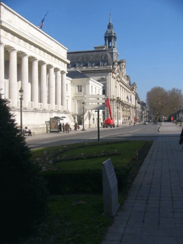 Foto Tours: Gedenktafel wg. Amok in Tours