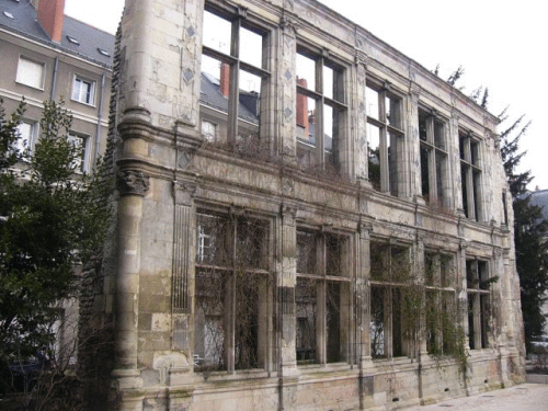 Foto Tours, Springbrunnen der Liebenden: Ruine links