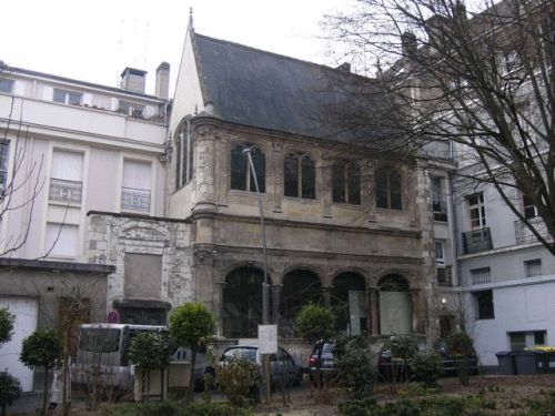 Foto Tours, Springbrunnen der Liebenden: alte Bausubstanz rechts