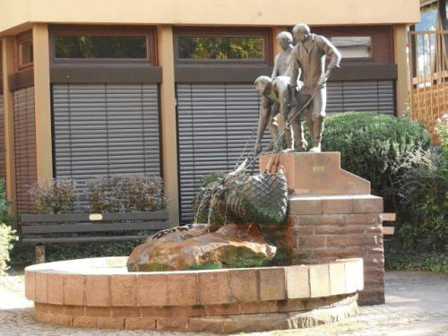 Foto Eberbach: Fischerbrunnen von rechts