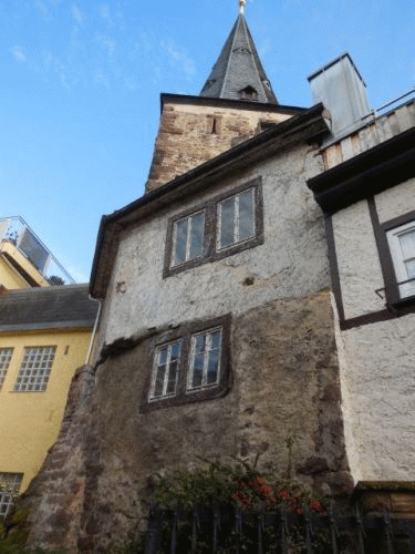 Foto Eberbach: Haspelturm mit Nachbarhaus