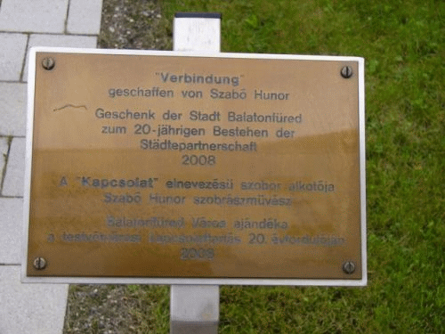 Foto Germering: Inschrift Partnerschaftsdenkmal aus Balatonfred