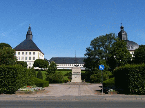 Photo Gotha : chteau Friedenstein et monument anti-fasciste