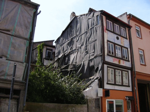 Photo Gotha : maison croule menaant ses voisines mal en point