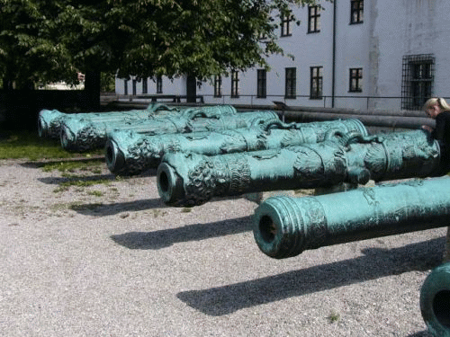 Foto Ingolstadt: Aufgereihte Kanonenrohre