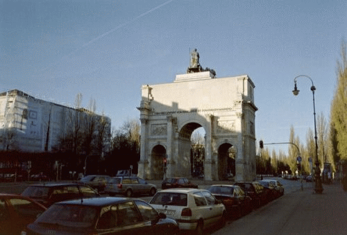 Foto Mnchen Siegestor: Sdliche Fassade fern