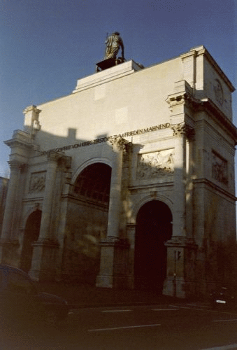 Foto Mnchen Siegestor: Sdliche Fassade nah