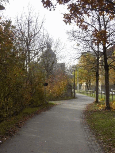 Foto Mnchen: Blick vom Mauerdenkmal zur Staatskanzlei