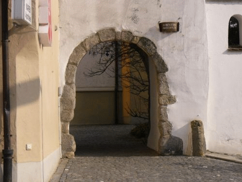 Foto Nittenau: Durchgang des Storchenturm von vorn
