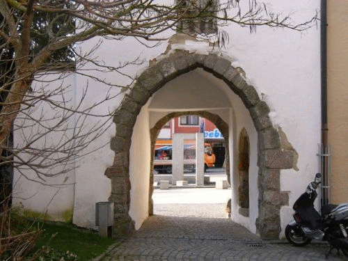 Foto Nittenau: Durchgang des Storchenturm von hinten