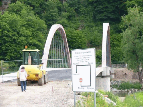 Foto Regen-Brcke Nittenau-Stefling: Erste neugierige Begehversuche