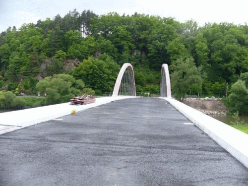 Foto Regen-Brcke Nittenau-Stefling: Der neue Straenunterbau, noch ohne Gelnder