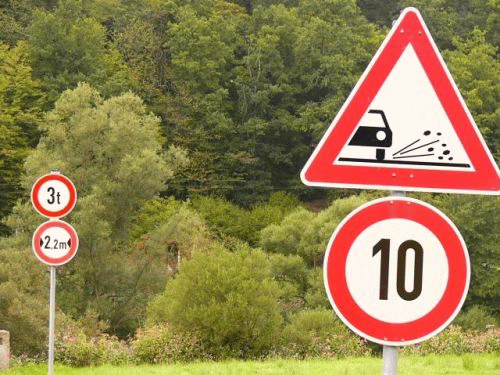 Verbotsschilder am Steflinger Brueckenkopf