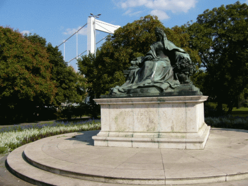 Foto Budapest: Gesamtansicht Statue Knigin Elisabeths