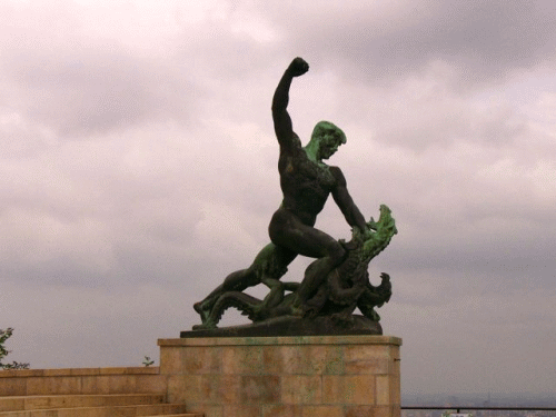 Foto Budapest: Gellrt-Berg-Standbild fr Zerstrung