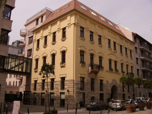 Foto Budapest: Renoviertes Gebude neben Einfahrt zu den Gozsdu-Hfen