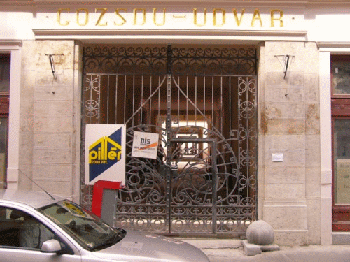 Foto Budapest: Unrenovierter Zugang von Dob utca zu den Gozsdu-Hfen