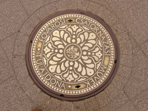 Foto Budapest: Kanaldeckel in der Vci utca