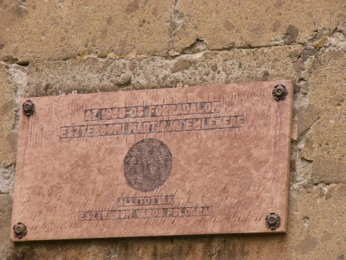 Foto Esztergom: Gedenktafel am Dunklen Tor