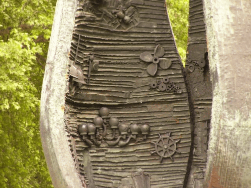 Foto Vereinigungsdenkmal Budapest: Symbole fr Industrie und Handel