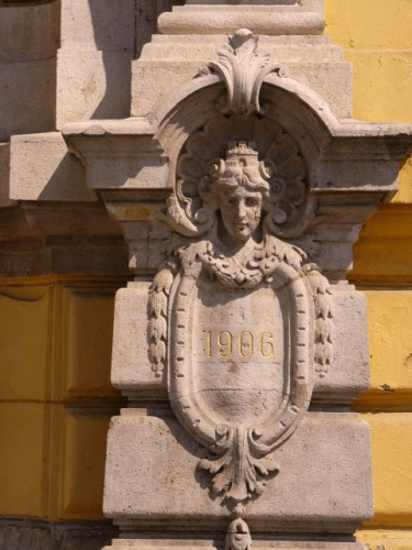Foto: Baujahr des budaer Rathauses (rechter Teil)
