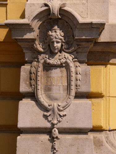 Foto: Baujahr des budaer Rathauses (linker Teil)