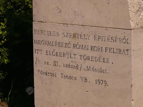 Foto buda: rmische Inschrift - ungarischer Text