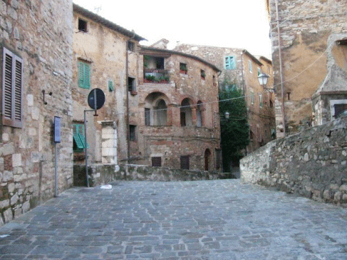 Campiglia Marittima: Palast und Brunnen