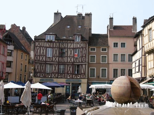 Foto Chalon-sur-Sane: chalon_square_02_500