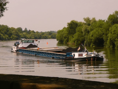 Foto: beladenes Neckarschiff fhrt flussaufwrts