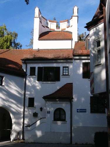 Foto Ingolstadt: Verschmelzung von Stadtmauer, Turm und Wohnhaus